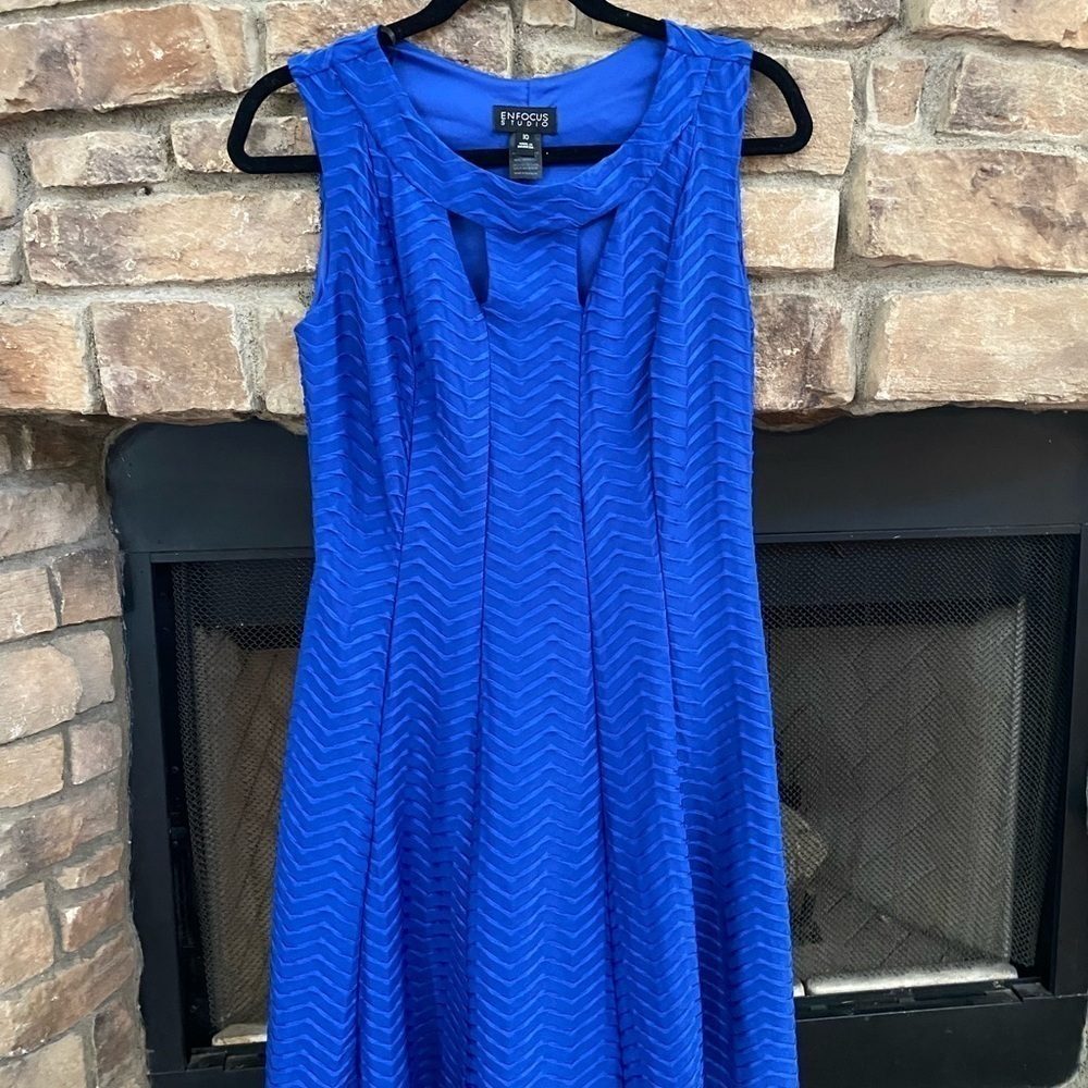 NWOT Enfocus Studio royal blue dress. double keyhole neckline chevron pattern 10